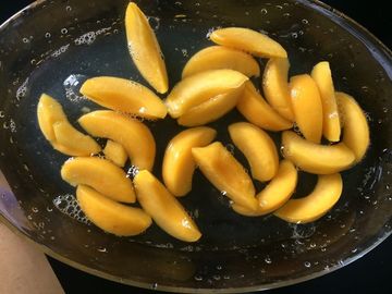 425g, welche die regelmäßigen Scheiben, die eingemacht wurden, Pfirsiche würfelten, die gelbe einfache Pfirsich-Frucht, öffnen sich