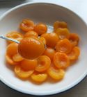 Eingemachte Aprikosen-Hälften im hellen Sirup mit neuem Geschmack