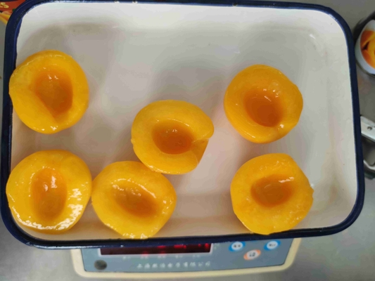 Süßes Naturgemüse, in Dosen, gelbe Pfirsichfrucht, köstliche Lagerung bei Raumtemperatur