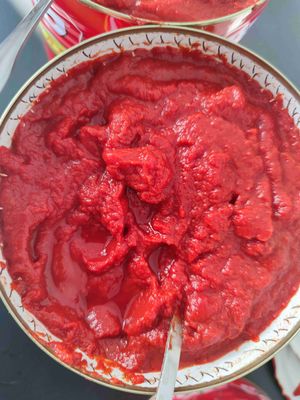 Nicht gentechnisch veränderte, koschere, konservierte Tomatenpaste mit natürlichem Geschmack
