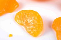Fettarme frische in Büchsen konservierte Mandarine in den hellen Sirup-Freizeit-Imbissen