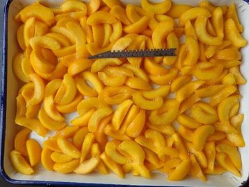 Regelmäßiger Bonbon in Büchsen konservierter gelber Pfirsich im hellen Sirup-niedriger Blutzucker und in den Lipiden