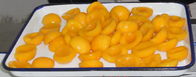 Schmeckt sichere neue Jahreszeit in Büchsen konservierte halbe Pfirsiche im schweren Sirup saftig und süß