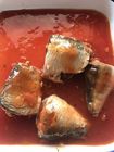 Fest verpackte gesündeste Fischkonserven, konservierte Sardinen in der Tomatensauce