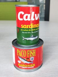 Eingemachte Sardinen-Fische in der Tomatensauce im Zinn