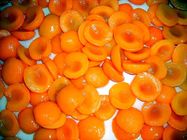Neue Ernte-neue und nahrhafte eingemachte Aprikosen-Hälften im Sirup goldener Sun