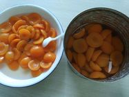 Neue Ernte-neue und nahrhafte eingemachte Aprikosen-Hälften im Sirup goldener Sun