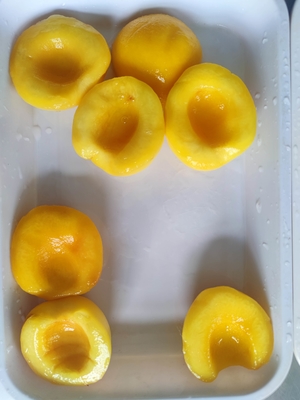 Erschwingliche Konserven von gelben Früchten in Sirup 820 g für den Konservierungsprozess