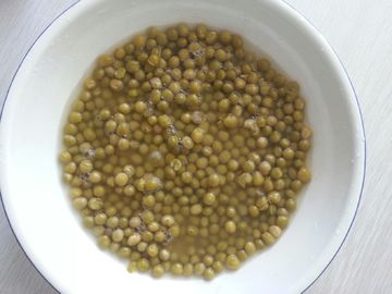 Eingemachte Edelwicke-Nahrung im Wasser, eingemachte aufgeteilte Erbsen-dunkelgrüne Farbe