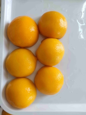 Leckere gelbe Pfirsichkonserven für Obstliebhaber, gekühlt oder bei Raumtemperatur serviert