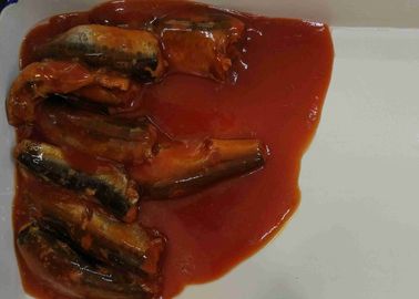Eingemachte Sardinen-Fische in der Tomatensauce im Zinn