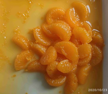 Süße, in Dosen verpackte Mandarinorangen in Sirup