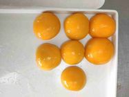 Abgezogene eingemachte gelbe Pfirsich-Hälften im hellen Sirup
