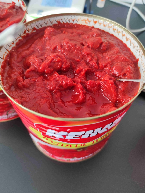 Konserviertes Tomatenmark mit Lagerhinweisen. Kühl lagern. Keine Zusatzstoffe. Keine künstlichen Konservierungsstoffe.