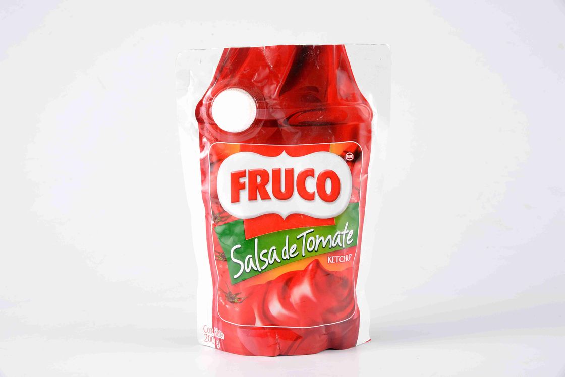 Freies Beispielketschup-reines Tomatenkonzentrat in der stehenden Tasche/im Kissen/im Beutel
