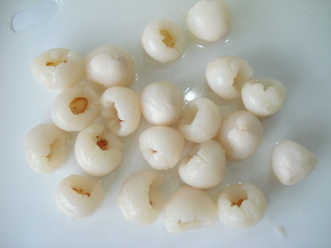 Abgezogene samenlose Litschis oder Früchte in Sirup Laichi und Lichu