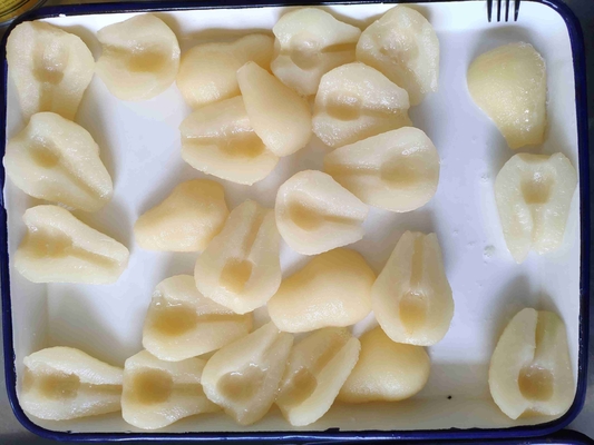 Frische geballte Birnenviertel in Sirup mit Zitronensäure