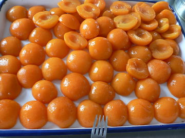 Ganzes/Hälften, die Aprikosen-Konserven, in Büchsen konservierte Aprikosen im Saft einmachen