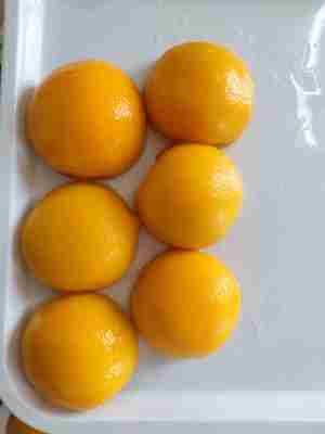 Leckere gelbe Pfirsichkonserven für Obstliebhaber, gekühlt oder bei Raumtemperatur serviert