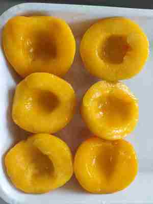 Fülle dich mit konservierten gelben Pfirsichen keine Konservierungsmittel nur natürliche Güte