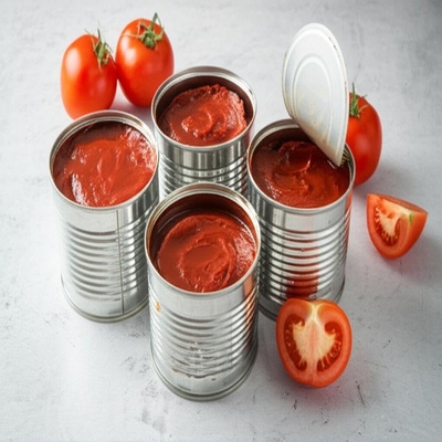 An einem kühlen und trockenen Ort lagern. Tomatenmark in Dosen zur Aufbewahrung
