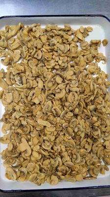 Frisch geerntete, in Dosen konservierte Champignonstücke und -stiele mit natürlichem Salz